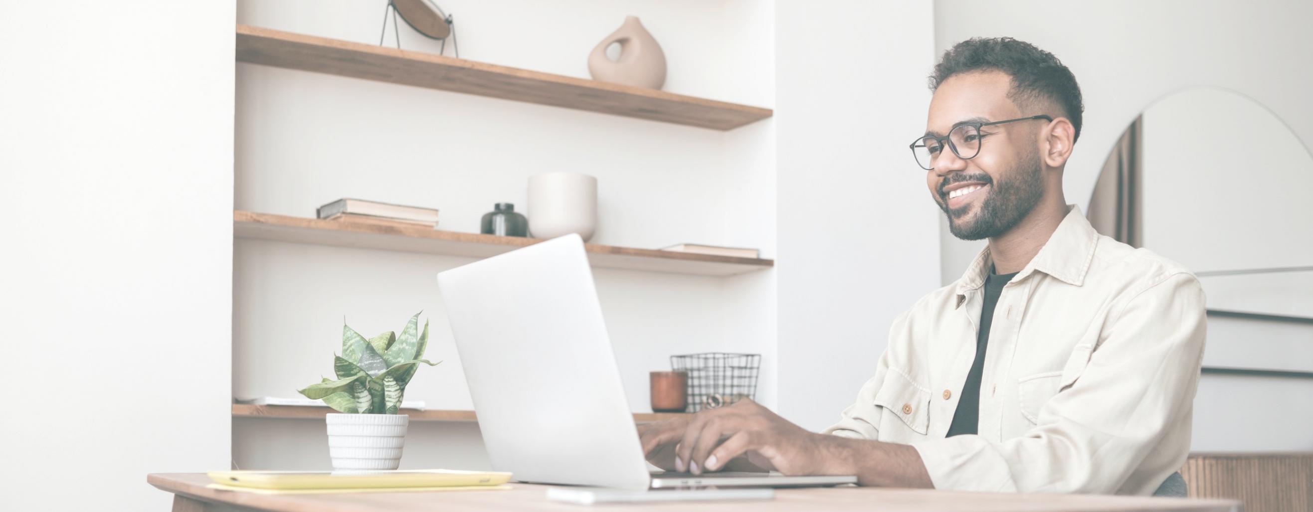 Werkplek met notities en budgetoverzichten